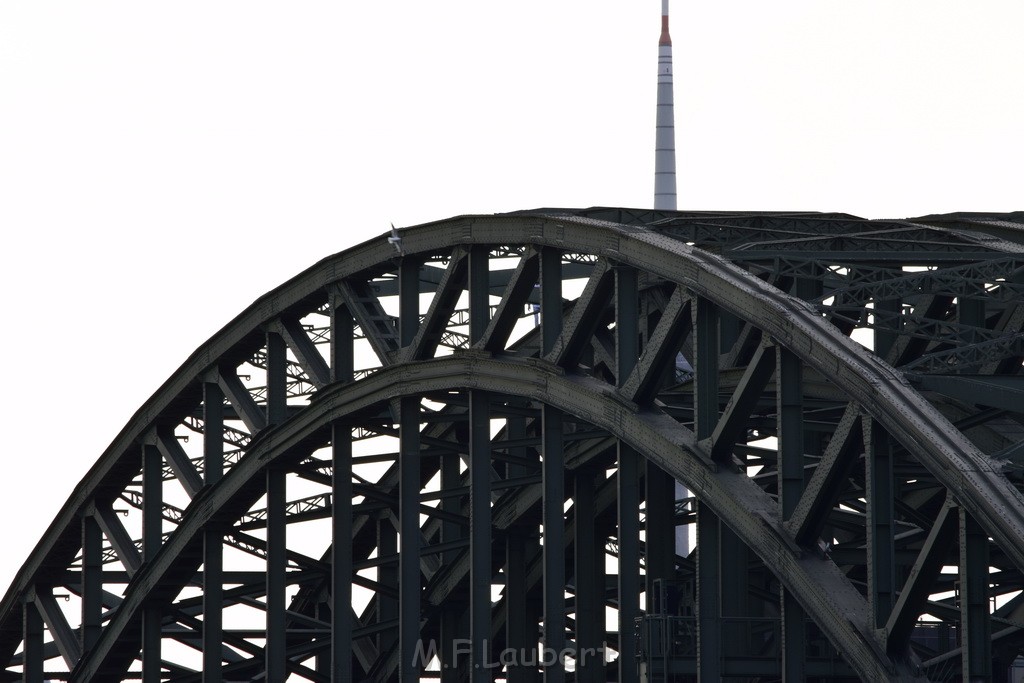 PSpringt kein Suizid Brueckenspringer Koeln Hohenzollernbruecke P105.JPG - Miklos Laubert